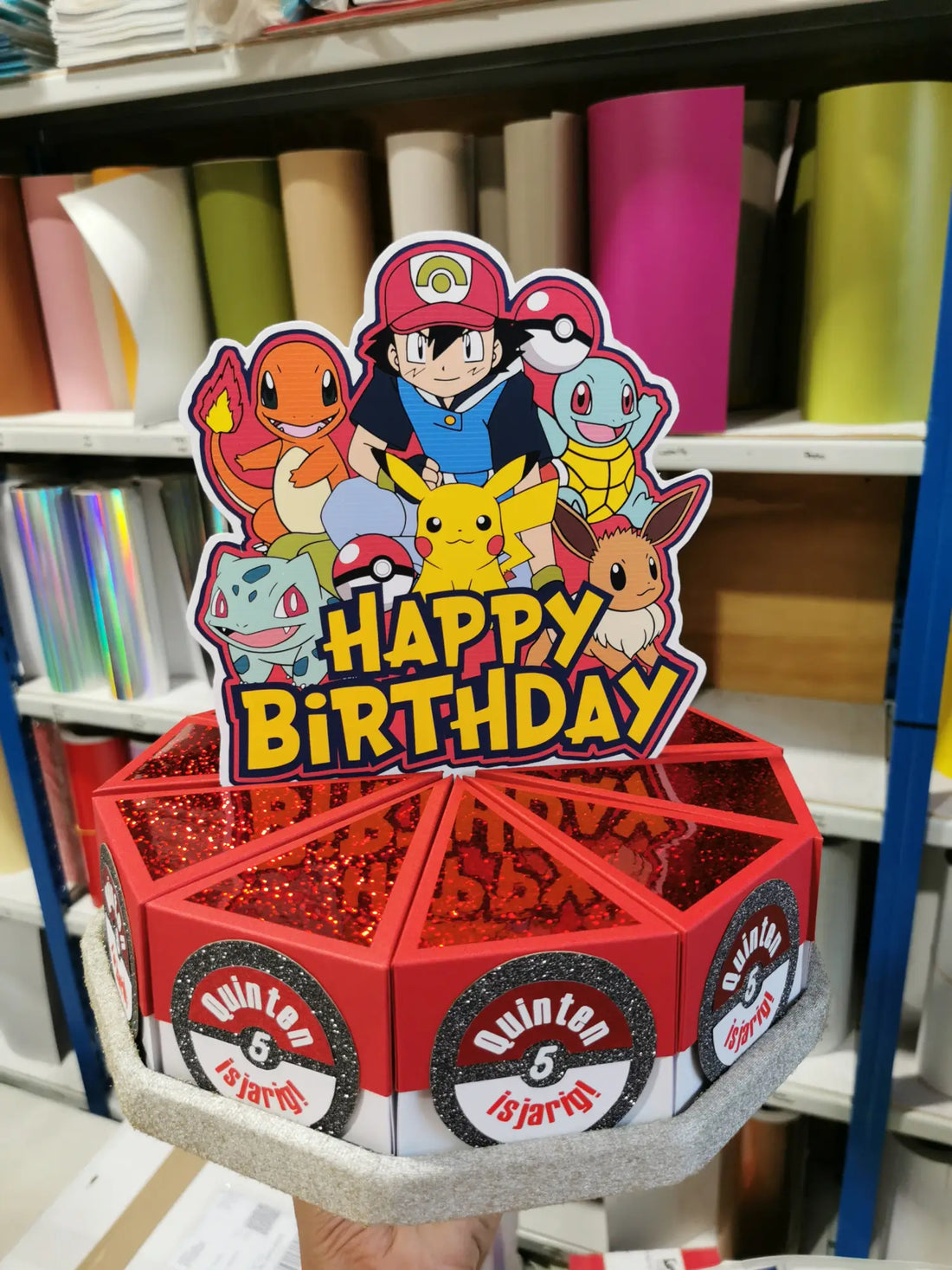 Pokemon traktatie taart van kartonnen taartpunten gevuld met snoep en speelgoed