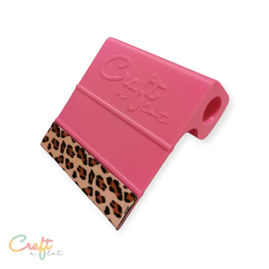 Ergonomische Rakel Roze met Panterprint Wrap Vilt voor optimaal comfort en precisie in jouw creatieve projecten.