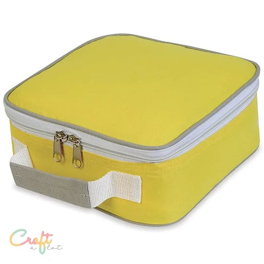 Mooie koeltas van 100% polyester, goed geïsoleerd met handvat, perfect voor onderweg. Ideaal voor bedrukken.