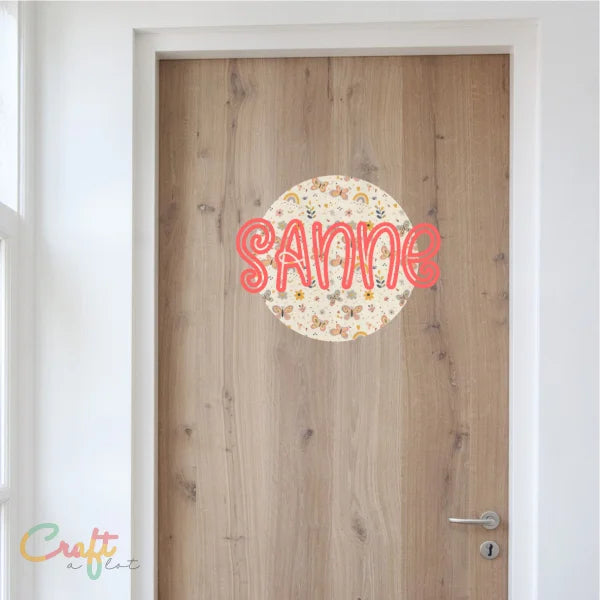 Deursticker met naam met deurcirkel met vlinders en regenbogen