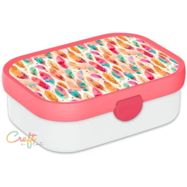 Mockup van mepal broodtrommel met KR0014 veren roze vinyl print op het deksel