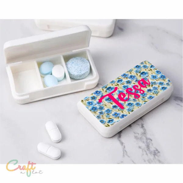 Pillendoos met naam en vergeet mij nietjes print